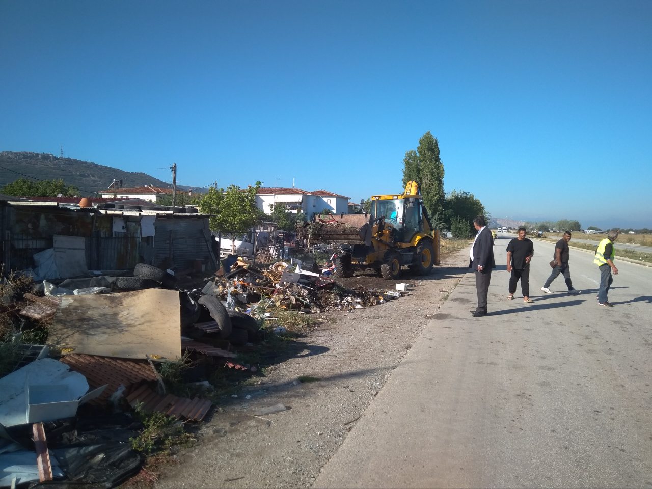 Στον καθαρισμό δρόμου κοντα στον οικισμό των ΡΟΜΑ προχώρησε ο δήμος Φαρσάλων